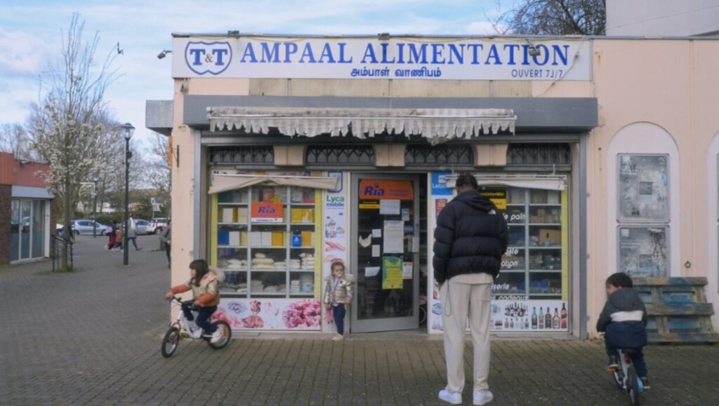 T&T Ampaal Alimentation convenience store scene with children, showcasing urban daily life and local businesses.