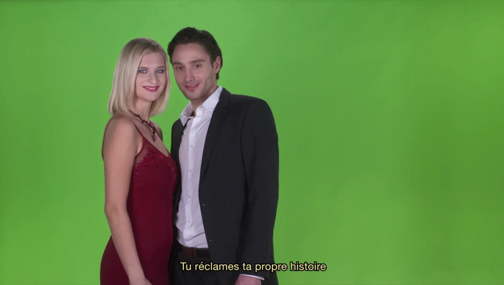 Blonde woman in a burgundy dress and man in a suit stand against a green screen with French text overlay.