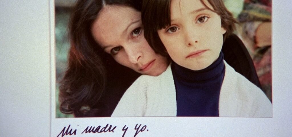 Woman and child cheek to cheek in a Polaroid photo, with handwritten text 'Mi madre y yo.'